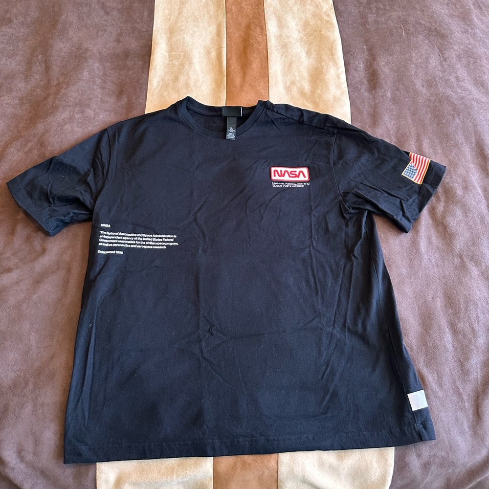 H&M men’s large NASA T-shirt black short sleeve reflective